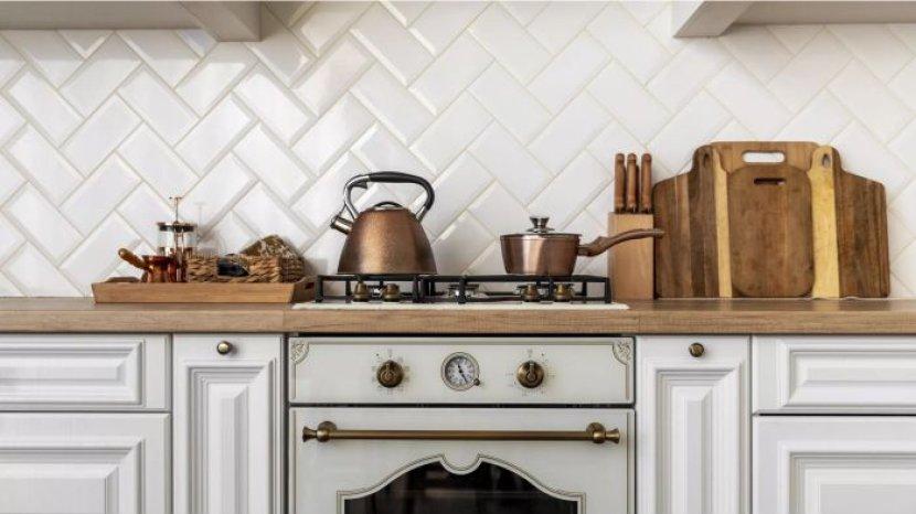 5 Tips Ampuh Menghilangkan Noda Kuning Bekas Cipratan Minyak Goreng, Bisa untuk Keramik Dapur