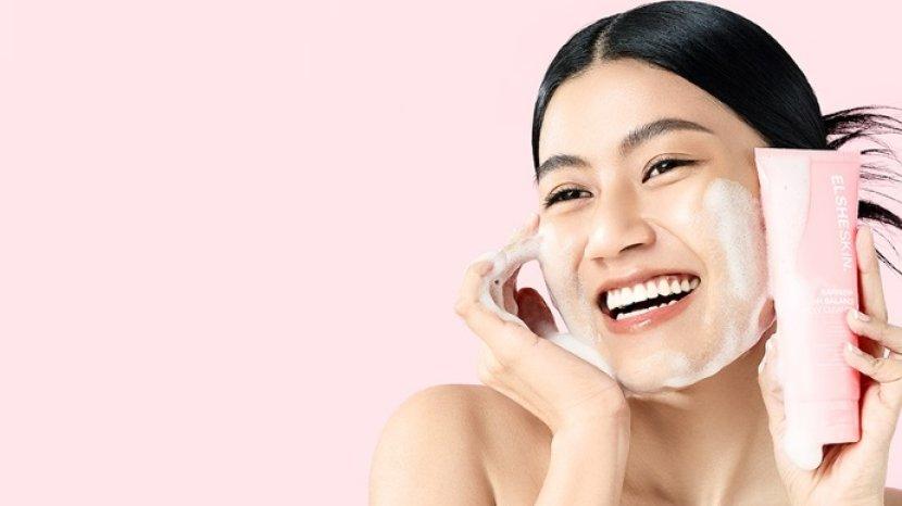 7 Rekomendasi Face Wash yang Cocok untuk Kulit Kering, Kembalikan Kelembapan Alami Wajahmu