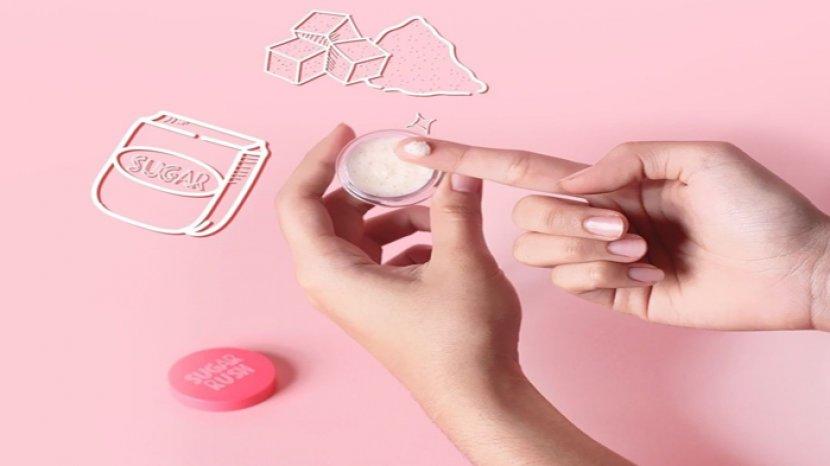 4 Produk Lip Scrub untuk Mengangkat Sel Kulit Mati pada Bibir, Salah Satunya Emina