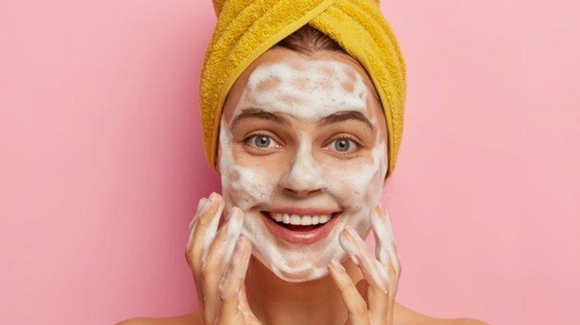 Review Wardah Nature Daily Aloe Hydramild Facial Wash, Bersihkan Hingga Pori Terdalam