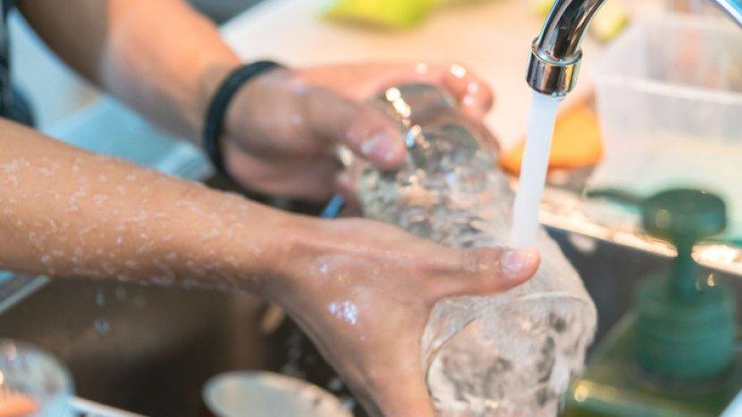 7 Tips Membersihkan Gelas Kaca yang Kusam dan Bernoda, Kembali Bening Pakai Bahan Alami