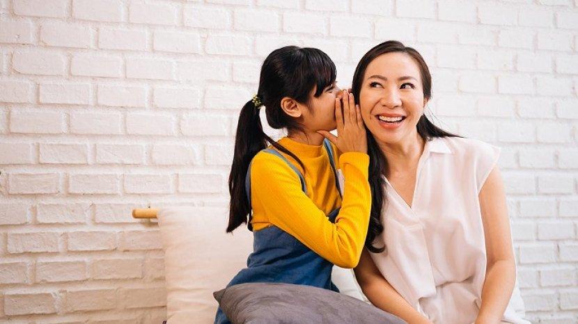 Selain Pembalut, 5 Hal yang Perlu Bunda Sampaikan Kepada Anak Perempuan Saat Pertama Kali Haid