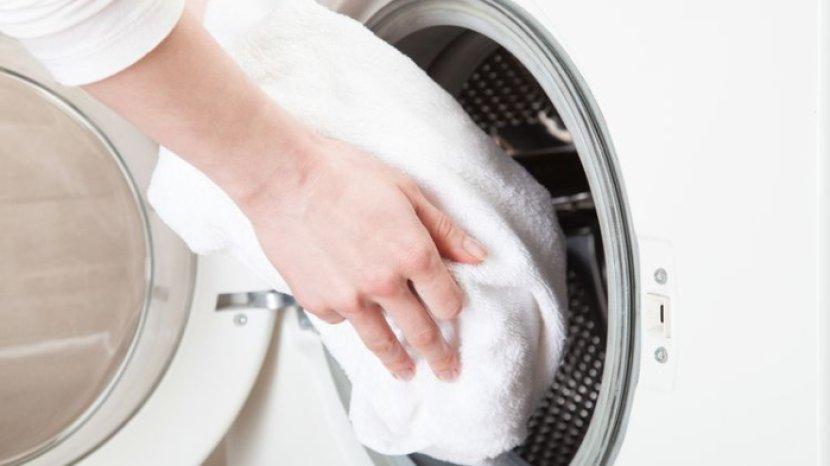 4 Langkah Mudah Mencuci Handuk Kotor Pakai Baking Soda, Bebas Kaku dan Bau