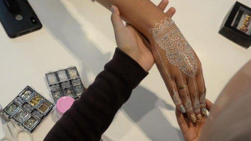 Aksesoris Penunjang Kuteks Alami Henna, Agar Terlihat Lebih Menarik