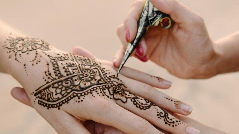 Gemar Gunakan Kuteks Alami? Yuk Kenali Lebih Dekat 3 Jenis Warna Henna