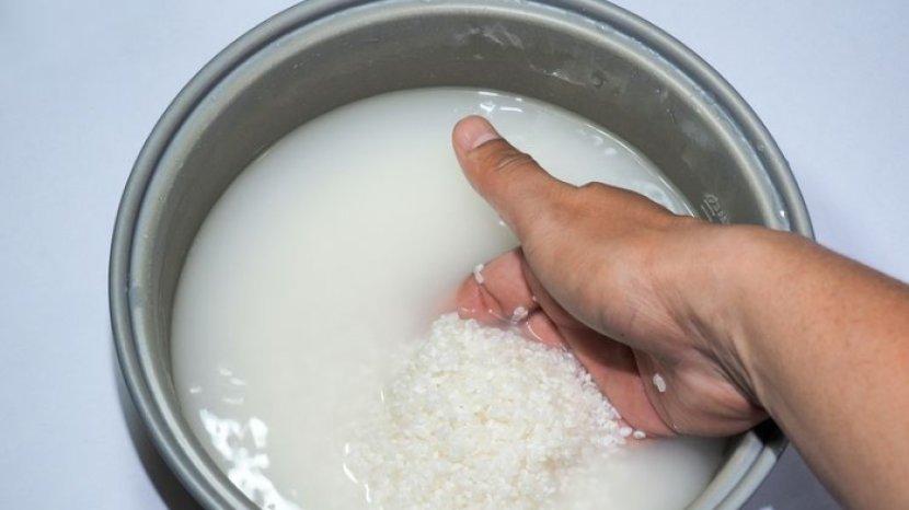 Jangan Buru-buru Dibuang, Air Cucian Beras Punya 7 Manfaat untuk Kebutuhan Rumahmu Lho