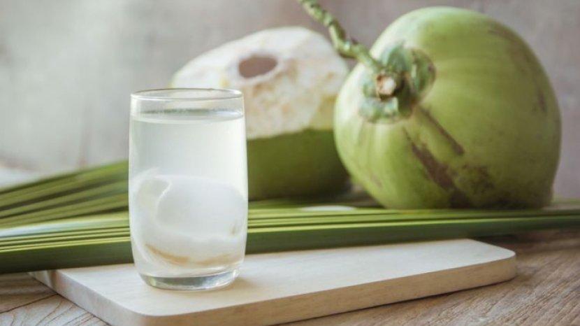7 Manfaat Kesehatan Rutin Minum Air Kelapa Muda Selama 1 Minggu Saat Perut Kosong