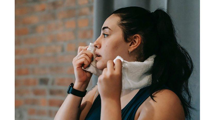 Apa Penyebab Keringat Berlebihan di Wajah dan Kepala?