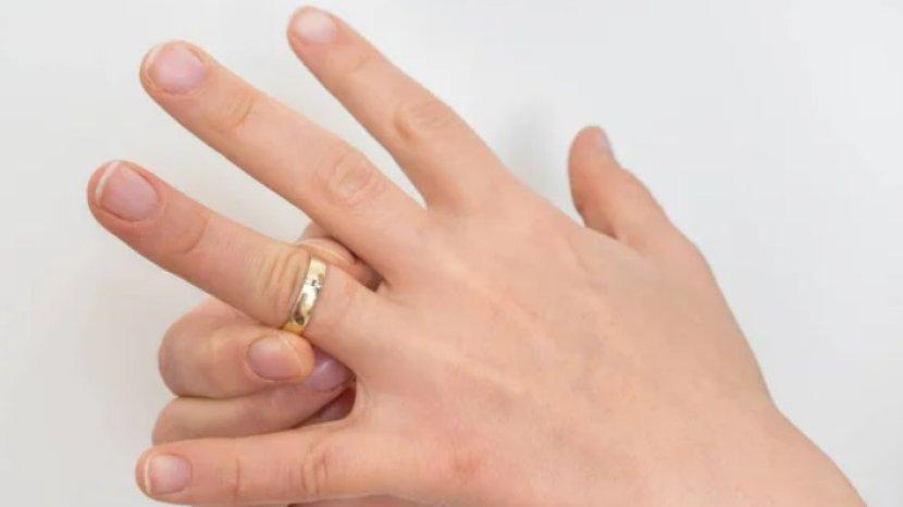6 Cara Melepas Cincin yang Tersangkut di Jari, Manfaatkan Sabun atau Body Lotion yang ada di Rumah