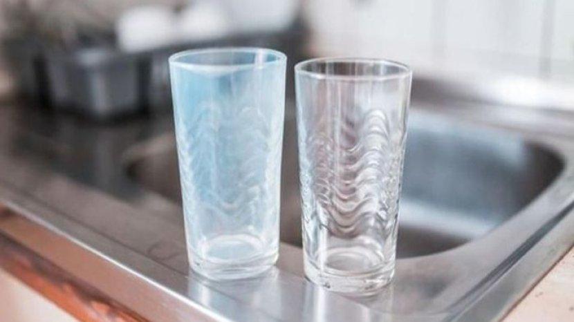 Bebas Kusam dan Retak, Ini Langkah Merawat dan Membersihkan Gelas Plastik Secara Tepat