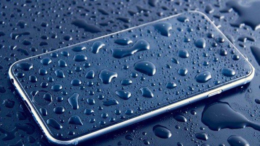 5 Langkah Awal yang Harus Segera Dilakukan Jika Handphone Tercebur ke Air