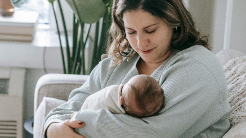 7 Rekomendasi Calming Rub Cream Sudah BPOM, Hangatkan Badan Bayi dengan Wangi Menenangkan
