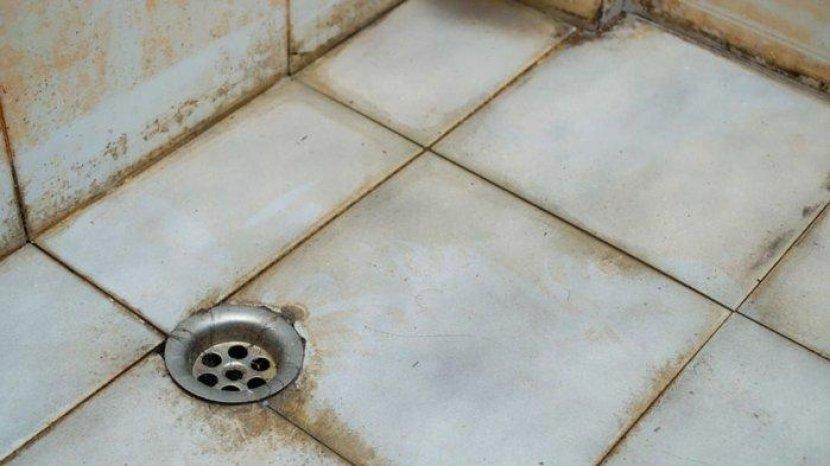 5 Penyebab Lantai Keramik Kamar Mandi Menguning, Termasuk Kelembapan Berlebih