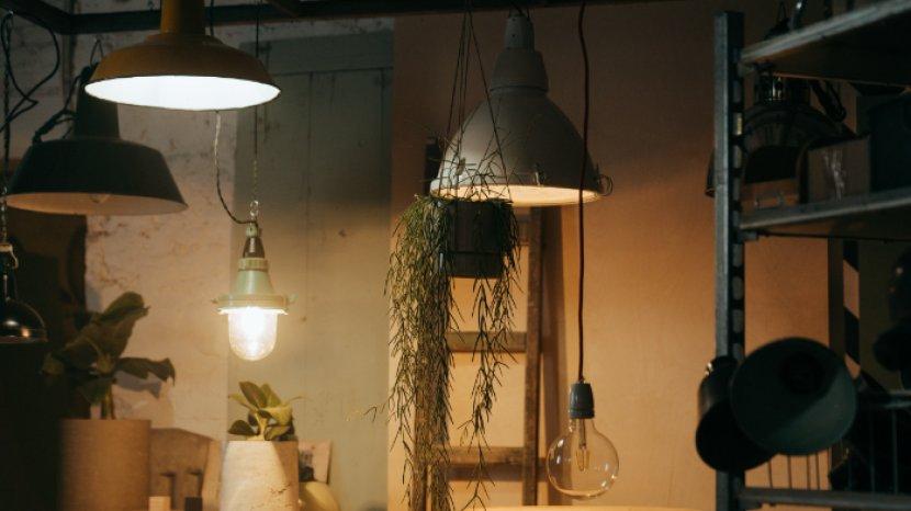 Percantik Ruang Tamu dengan 5 Lampu Gantung Estetik