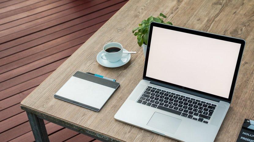 Jangan Asal, Begini Tips Membersihkan Layar Laptop Touchscreen yang Aman