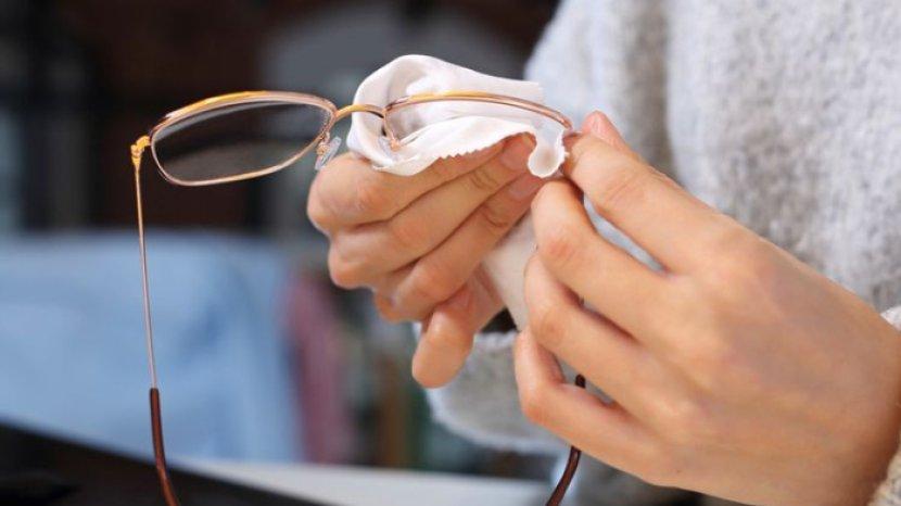 5 Tips Mengatasi Baret pada Lensa Kacamata, Bisa Pakai Sampo Bayi Hingga Baking Soda