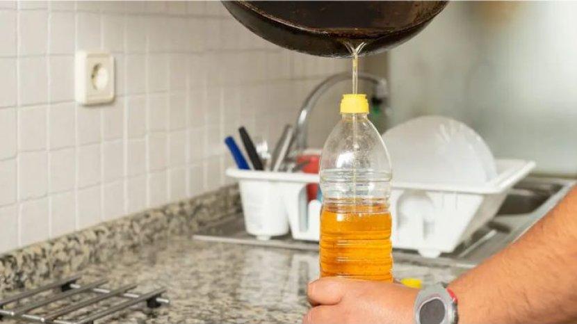 Cara Mudah Membersihkan Minyak Goreng yang Tumpah di Lantai, Bukan Langsung Mengepelnya