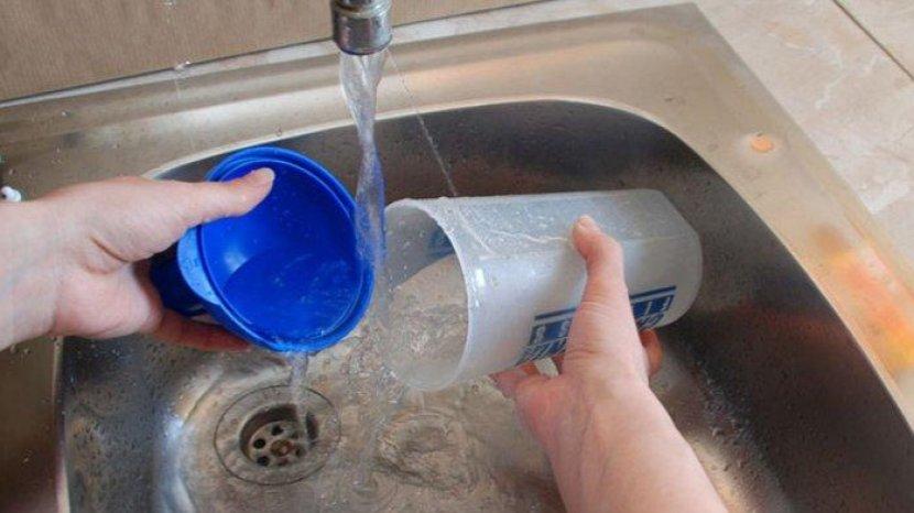 ilustrasi-membersihkan-botol-minum-plastik-secara-tuntas-untuk-cegah-kusam.jpg