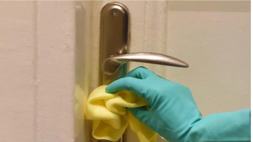 5 Cara Ampuh Membersihkan Gagang Pintu Rumah, Anti Kerak dan Tetep Berkilau