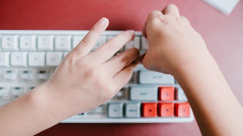5 Tips Membersihkan Keyboard Laptop dan PC agar Tidak Menjadi Sarang Kuman