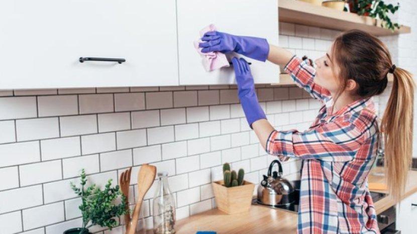 ilustrasi-membersihkan-kitchen-set-pakai-kain-yang-lembut.jpg