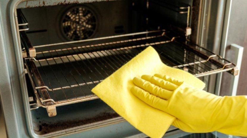 ilustrasi-membersihkan-oven-listrik-dari-kerak-dan-bau.jpg