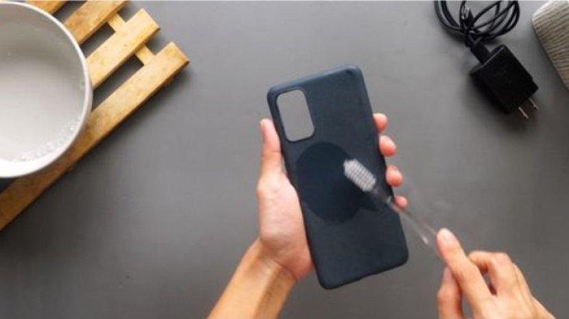 5 Cara Membersihkan Casing HP yang Kusam dan Menguning, Bikin Jadi Bening Seperti Baru
