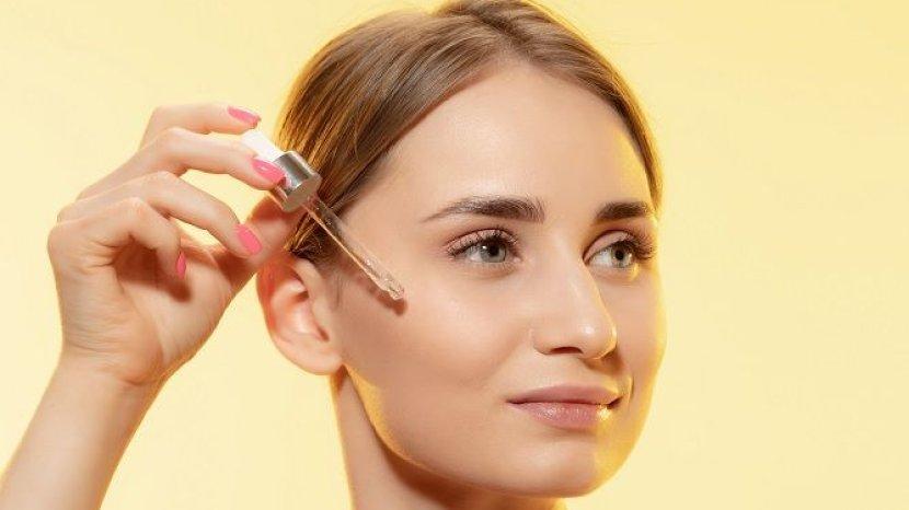 ilustrasi-mengaplikasikan-serum-retinol-dengan-cara-yang-tepat.jpg
