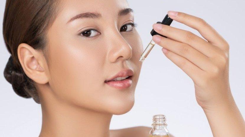 ilustrasi-mengaplikasikan-serum-retinol-ke-wajah.jpg