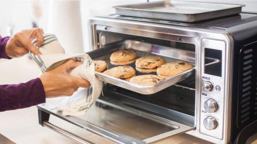 ilustrasi-menggunakan-oven-listrik-untuk-memanggang-roti.jpg
