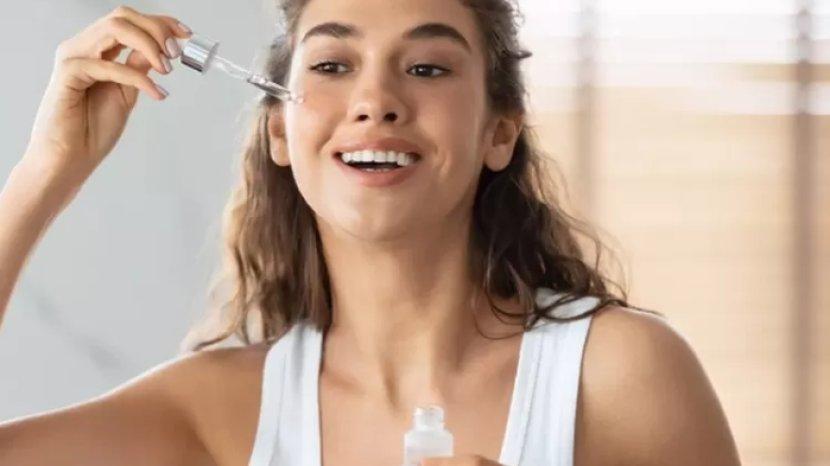 ilustrasi-menggunakan-serum-niacinamide.jpg