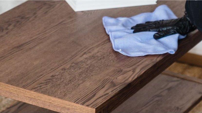 ilustrasi-menghilangkan-jamur-pada-furnitur-kayu.jpg