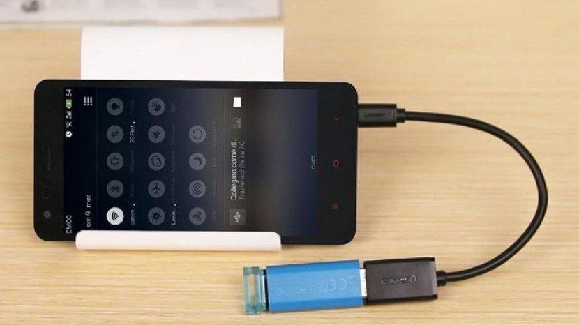 ilustrasi-menyambungkan-flashdisk-otg-di-ponsel.jpg