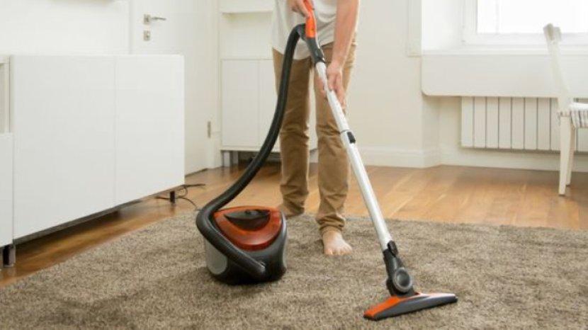 ilustrasi-menyedot-debu-dengan-vacuum-cleaner-di-beberapa-tempat-yang-sulit-dijangkau-secara-mudah.jpg