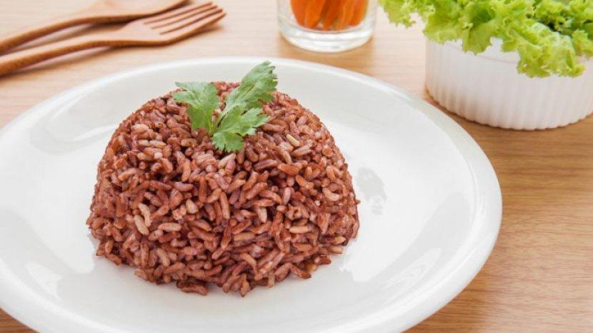 Sederet Manfaat Makan Nasi Merah Saat Sahur dan Berbuka