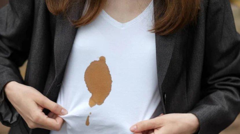 Bukan Sekedar Dicuci, Ini 5 Tips Membersihkan Noda Kecap di Baju Putih