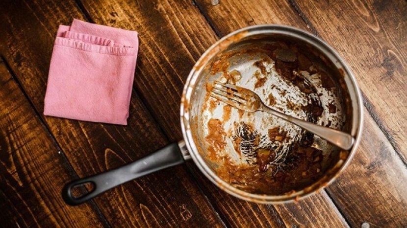 ilustrasi-noda-kunyit-yang-menempel-pada-peralatan-masak.jpg