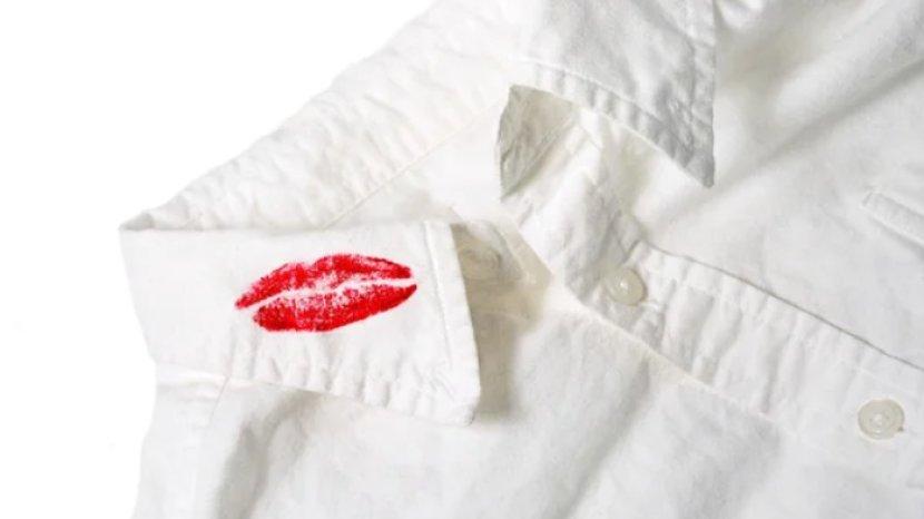 5 Tips Membersihkan Noda Lipstik yang Menempel di Baju Secara Tuntas