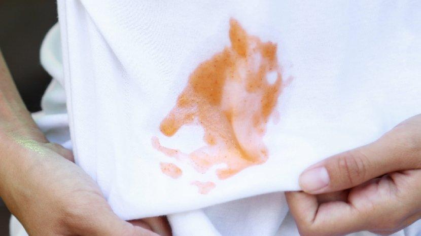 ilustrasi-noda-saus-yang-mengotori-baju-putih.jpg