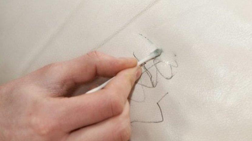 5 Tips Membersihkan Noda Tinta di Sofa Kulit Secara Efektif, Bikin Tampilannya Kembali Baru