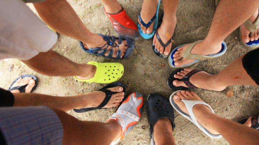 Cara Menyamarkan Warna Belang Kaki karena Sering Pakai Sandal saat Siang Hari