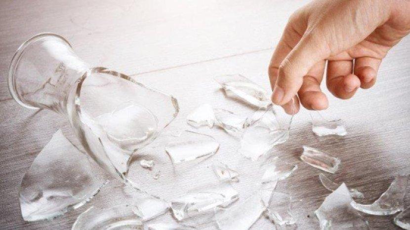5 Tips Aman Membersihkan Pecahan Kaca di Lantai, Serpihan Kecil Bisa Hilang