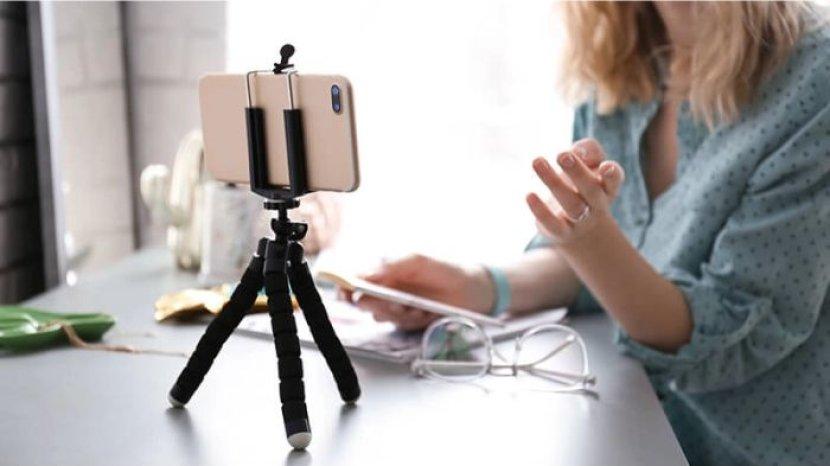 7 Rekomendasi Tripod HP Mulai Rp 100 Ribuan untuk Bikin Konten Berkualitas