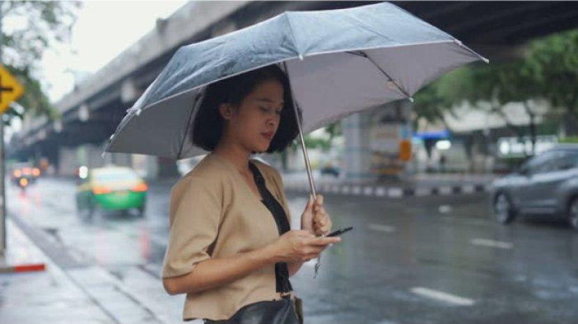 5 Tips Aman Melindungi HP dari Guyuran Air Hujan, Casing Waterproof saja Belum Cukup