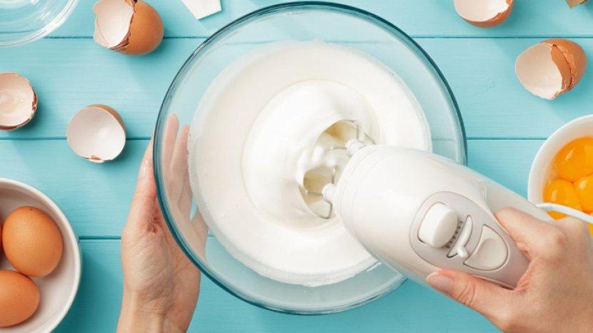 ilustrasi-penggunaan-hand-mixer-untuk-kemudahan-mengaduk-bahan-sampai-kalis-dan-merata.jpg
