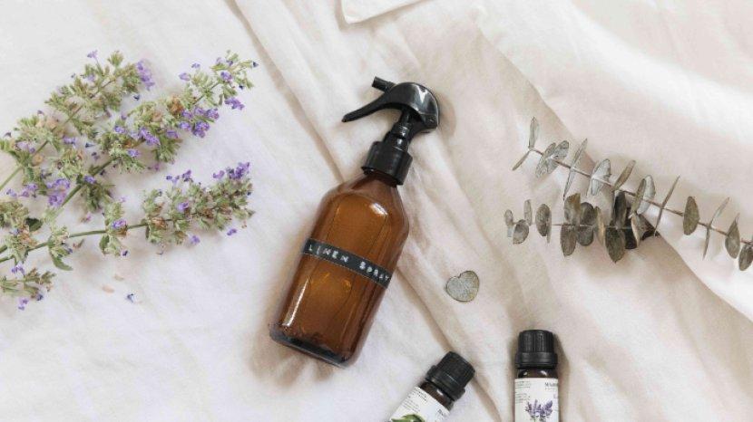 ilustrasi-penggunaan-linen-spray-untuk-kamar-tidur-yang-lebih-nyaman.jpg