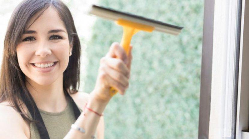 5 Rekomendasi Alat Pembersih Kaca, Hempas Noda Tanpa Menggores Permukaan