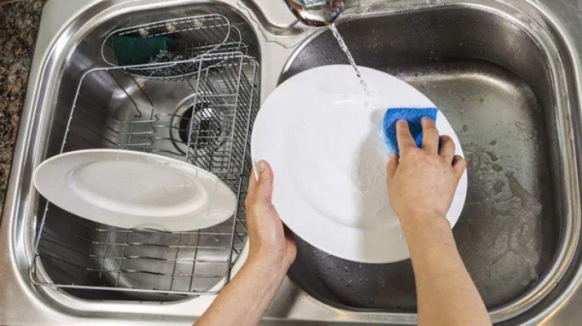 5 Rekomendasi Rak Pengering Piring, Tiriskan Alat Makan Secara Praktis
