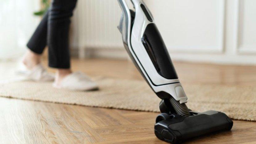 ilustrasi-penggunaan-vacuum-cleaner-untuk-membersihkan-berbagai-benda-bukan-hanya-karpet.jpg