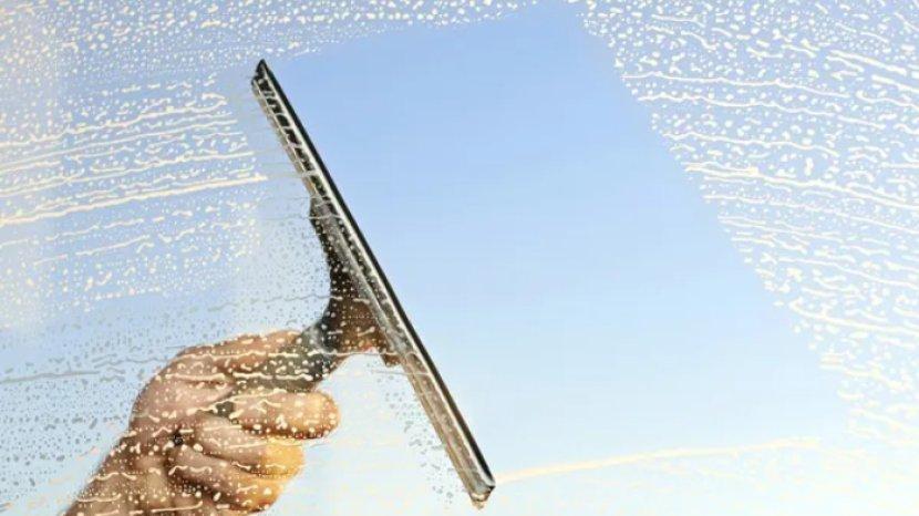 5 Rekomendasi Alat Pembersih Kaca, Membersihkan Noda Tanpa Menggores